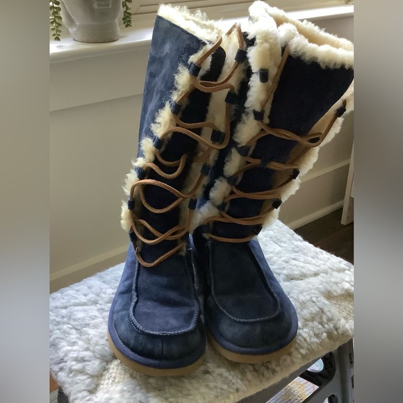 UGG Navy and Tan Winter Boots - Picture 1 of 3